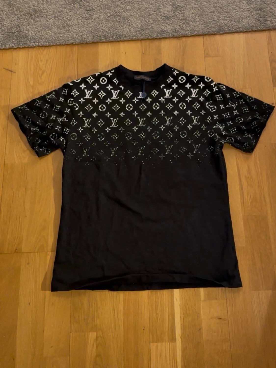 Svart t-shirt med monogram