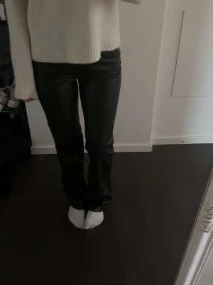 Svarta Skinnbyxor - Svarta högmidjade skinnbyxor från Bik Bok. Stl 34- känns som XS. Använda ca 3 gånger.