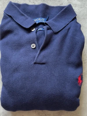 Pikétröja från Ralph Lauren  - Säljer en stilren mörkblå lång ärmad pikétröja från Ralph Lauren i mjuk pima bomull. Tröjan är storlek M och är i fint skick. Jag har behövt sy en väldigt liten del i nacken som man kan se på sista bilden. Hör av er vid minsta fundering🙌😊