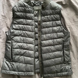 Svart dunväst - Svart dunväst från sail racing! Storlek L men sitter som en S. 