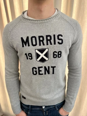 Ljusgrå stickad tröja Morris  - Riktigt snygg stickad tröja från morris. Strl M, personen på bilden är 184 cm lång. Skicka gärna prisförslag. Kika in min profil för mer schyssta plagg 