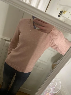 En fin rosafärgad tröjan från vila 🤍Storlek M - En jättefin rosafärgad stickadtröja från vila. Lent typ och jätteskön att bara dra på sig nu när det blir lite varmare ute. Ganska tunn tröja.💞Den är i storlek M men jag skulle säga att den passar som storlek S och XS.🤍 Obs säljer den på flera sidor men säljer såklart bara till en köpare!!💖