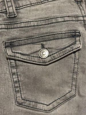 Gråa skinny jeans från Perfect Jeans - Säljer ett par gråa Gina jeans. Storlek 34. Säljer eftersom de inte passar. Lite slitna i benslutet men knappt märkbart när de är på. Skriv om du har några ytterligare frågor 🩷