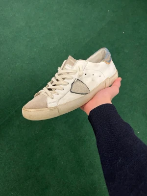 Philippe Model Skor - Philippe Model Skor, Storlek 42. Skorna är väl använda och har där med defekter. Skorna är allmänt rätt fräsha upptill men sulan är rätt ut sliten (se bild 5) Hör av er vid minsta funderingar!