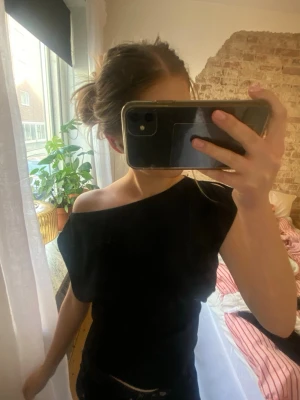 Svart off shoulder topp - Snygg svart off shoulder topp med avslappnad passform. Tillverkad i mjukt bomullsmaterial som känns skönt mot huden🩷