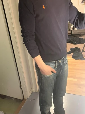 Ralph Lauren Tröja - Tja säljer nu en Ralph Lauren tröja i storlek M o färgen mörkblå. Tröjan saknar tag inuti och sälj därför för ett billigare pris. Hör av dig vid frågor eller funderingar