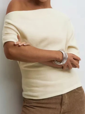 Beige off shoulder topp - Trendig off shoulder topp i beige färg i mjukt material. Från Gina Tricot i storlek M, aldrig använd med prislapp kvar. Perfekt till sommar/vår☀️