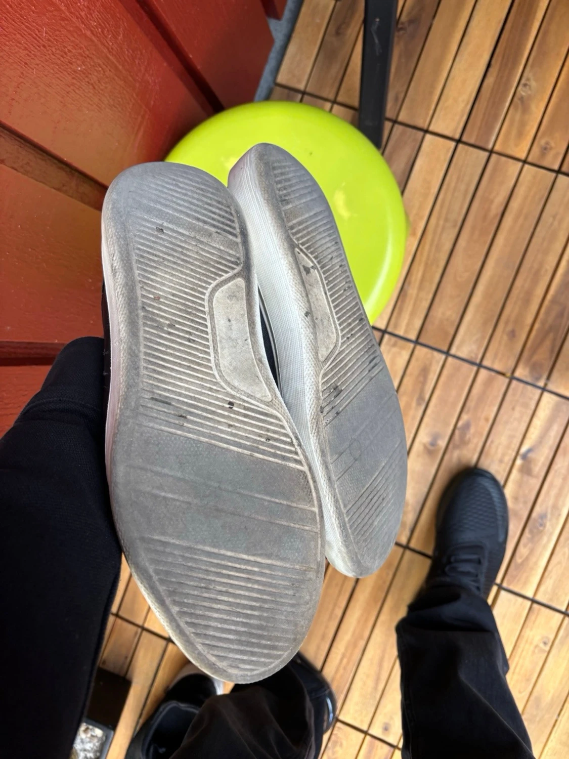 Svarta låga sneakers med vit sula - 1