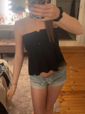 Svart offshouler topp - Jättesöt festtopp/sommartopp. Den har en fin design med en lätt utsvängd passform.  Obs den har ett litet hål, kan skicka bild privat☺️