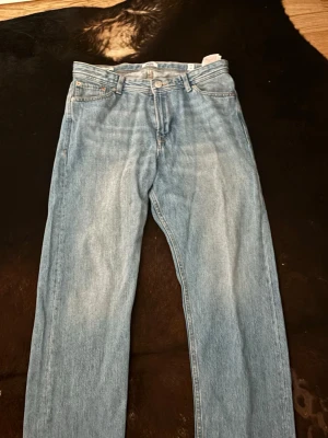 Jack n jones jeans  - Säljer ett par ljusblå jeans med rak passform och klassisk femficksdesign. Jeansen har normal midja och är tillverkade i denim med en snygg tvättad look. Perfekta för en avslappnad stil och passar till det mesta. Ny pris 400-500kr