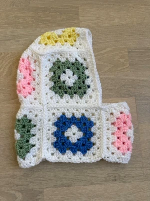 Virkad balaklava  - Unik handvirkad balaklava i grön, rosa, blå, gult och vitt akrylgarn. Passar vuxen. 