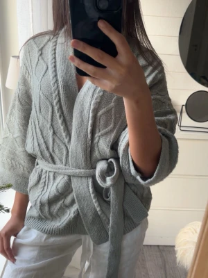 Kofta med knyt - Jättesnygg grå kofta med knytband🍋🌊🤍
