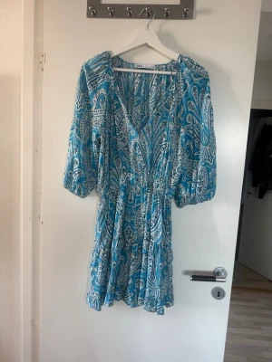 Blå Zara Klänning - Blå mönstrad klänning från Zara i storlek S🩵Använd ett fåtal gånger
