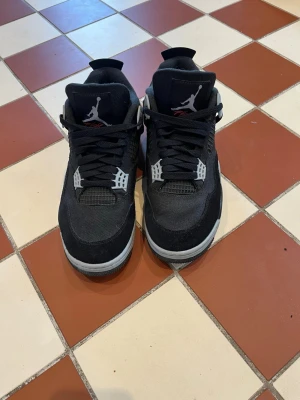 Jordan 4 black canvas - Säljer nu mina fåtal använda Jordan 4 black canvas i storlek 44. Köpte dom på drop o har tyvärr inte kvitto eller box. Skorna är i väldigt bra skick. Hör av er om ni har frågor!
