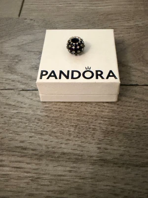 Berlock i äkta silver med svart kristall  - Berlock från Pandora i äkta silver med svarta kristaller och vit Kubisk Zirkonia, aldrig använd!