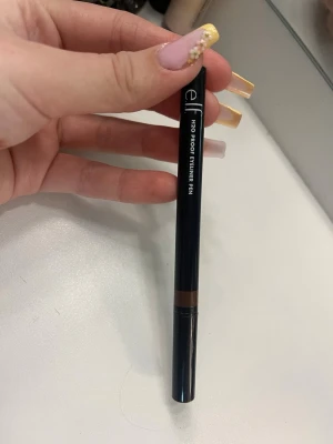 e.l.f. brun vattenfast ögonbrynspenna - Säljer en brun vattenfast ögonbrynspenna från e.l.f. med smal, spetsig filtspets för exakt applicering. Aldrig använd bara testad på bilden köpte fel färg🩷nypris 165