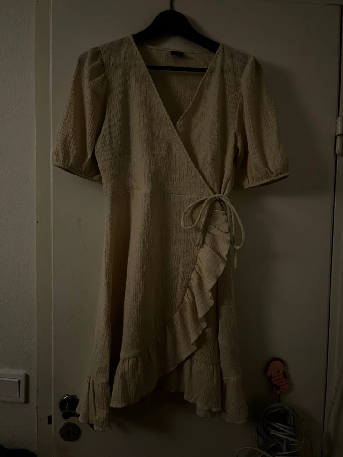 Beige omlottklänning med volang - 3