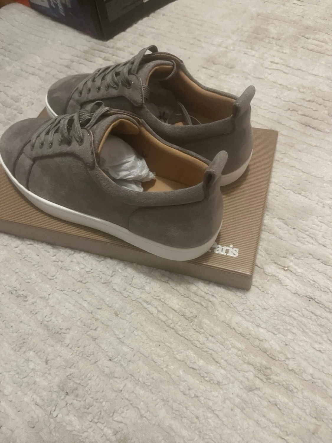 Gråa sneakers i mocka från Tamaris - 1