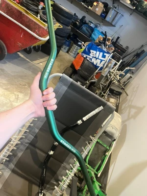 Grönt styre Stage6 Pro - Säljer ett grönt styre från Stage6 Pro, tillverkat i metall. Styret har en böjd form och är designat för mopeder eller cross. Perfekt för dig som vill uppgradera eller byta ut ditt nuvarande styre till något snyggt och tåligt.