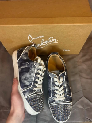 Christian Louboutin ”Monogram” 42 - Säljer dessa otroligt sällsynta loubsen | Äkta | Mycket mycket bra skick | Box finns 