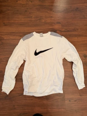 Vit Nike tröja - Vit sweatshirt från Nike