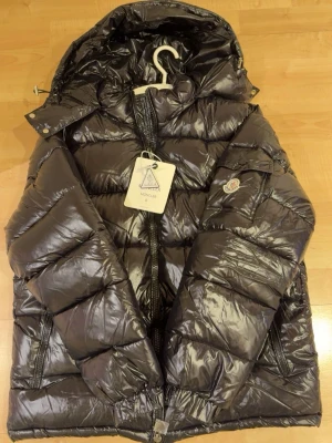 Moncler Maya  - Maya i storlek s i helt nytt skick. Passar perfekt nu in för vår/sommar kvällar ifall man vill ha lite värme, jackan skickas samma dag och för frågor osv kom priv! 