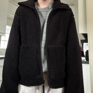 Svart teddy jacka - Bra skick, från h&m . Jag är 1.60 lång och sitter bra på mig 