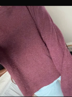 Stickad tröja  - Säljer denna vinröda stickade tröjan från lager 157 då jag själv inte gillar passformen. Supermjuk och skön dock! I princip oanvänd.