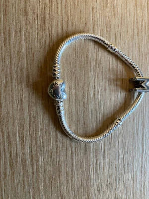 Silver färgad armband med m bedel  - Den är helt ny utan prislapp 