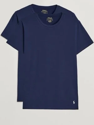 Marinblå t-shirt från Polo Ralph Lauren - Klassisk marinblå t-shirt från Polo Ralph Lauren med rund halsringning och korta ärmar. Tillverkad i mjuk bomull och har den ikoniska lilla logotypen broderad i vitt nedtill. Perfekt basplagg för alla tillfällen.