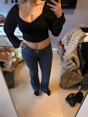 Svart festtopp - Säljer nu denna svarta festtoppen då den inte längre kommer till användning. Den är åtsittande kring midjan men har lösa puffärmar.