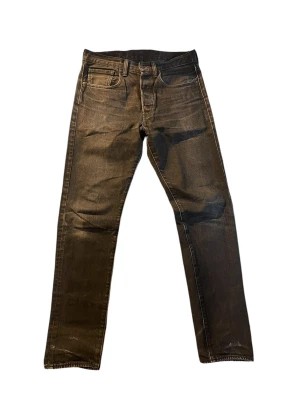 Levi's bruna straight fit jeans | 501 | W31 L34 - Säljer ett par bruna straight fit jeans från Levi's med klassisk femficksdesign och läderpatch bak. Jeansen har en rak passform och är tillverkade i slitstark denim. Perfekta för dig som gillar en tidlös och avslappnad look.