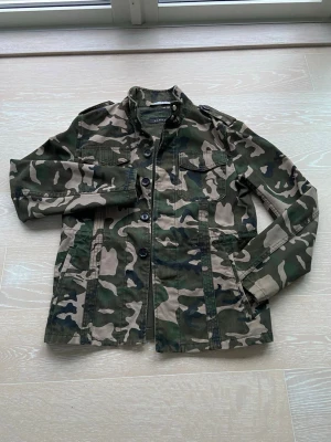 Camo overshirt - Säljer denna riktigt feta jacka från Zara som är perfekt nu till våren| overshirten är topp skick 9/10| storlek S| hör av er vid frågor eller funderingar, pris kan diskuteras vid snabbaffär.