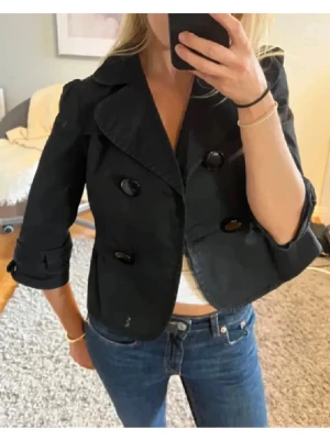  svart trekvartsärmad jacka  - ❣️!!INTRESSEKOLL!! ❣️På min jätte snygga trekvarts ärmade jacka! Skriv om ni är intresserade 💓💓