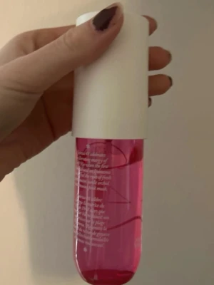 Sol de Janeiro Cheirosa 68 parfym - Sol de Janeiro Cheirosa 68 är en parfym i en cylinderformad flaska med vit kork och rosa transparent glas. Flaskan har tryckt logga och text i vitt. Doften är känd för sina fruktiga och blommiga toner och flaskan har en modern, trendig design.