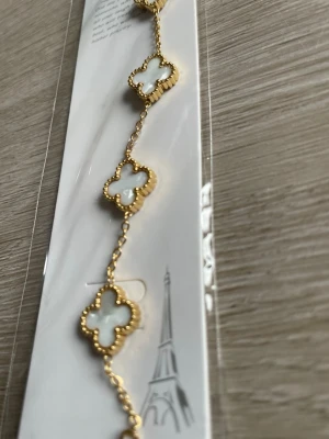 Armband Van Kleef - Fint Van Kleef armband med vita detaljer