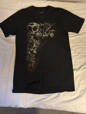 *RARE* Affliction likt Dödskalle T-shirt - Galen find på thriften är väldigt ovanlig att hitta. Har aldrig använt den så är splitter ny men det är nån konstig liten blå text på den men går knappt och se.  TAR OFFER