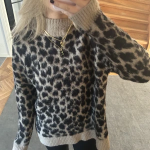 Leopard stickad tröja💖 - Säljer denna så fina och mysiga leopard stickade tröja💖🥹 skriv vid frågor
