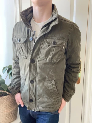 Hollister fieldjacket  - Hollister fieldjacket, Inga defekter! Modellen i bilderna är 180 cm 75 kg och bär Storlek M , Kom med frågor! 🌟 (Kan gå ned i pris vid köp av paket 😉) 