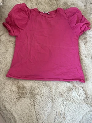 rosa tröja från Zara - säljer en super söt tröja från Zara. Säljer pga att den inte längre används, men är perfekt inför sommaren och våren. Skriv vid fler bilder! Den har även puffärmar och passar så bra till shorts, kjol och jeans!