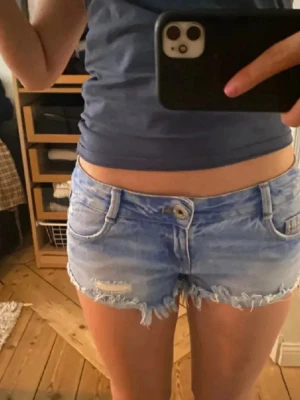 Snygga shorts - Snygga lågmidjade shorts med snygga sömmar på bakfickorna. Säljs då de inte kom till användning. Midjemått ca 36 cm (lånade bilder från förra ägaren!)