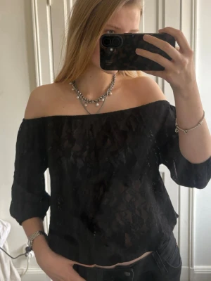 Jättesnygg off-shouldertopp i spets - Säljer denna blus/topp i spetsmatrial för att den inte kommer till användning. Använd fåtal gånger och är i jättebra skick. Hör av er om nån önskar fler bilder osv💕💕