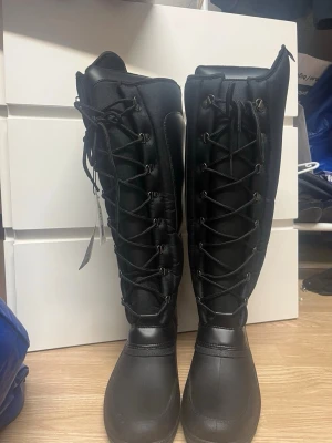 Fodrade ridstövlar! - Svarta fodrade ridstövlar i strlk 38. Nya med prislapp.. Ena dragkedjan dvs ” dragkroken ” man tar tag i har gått av från ena sidan på högra stöveln. Kan gå att lösa med antingen ny drag grejs eller så kanske det behövs bytas dragkedja helt.  Normal i storleken men långa. Vid fler bilder eller frågor, kontakta mig 🤗