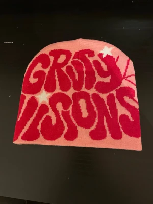 Rosa och röd mössa med klassiska gravity vision - En snygg mössa från gravity vision som är jätte mjuk och passar perfekt för våren
