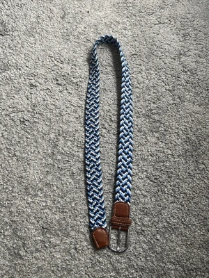 Flätat onewear bälte  - Säljer ett flätat bälte från onewear. Färgerna är vit, ljusblå och mörkblå. Köpte bältet 2024 då det fanns andra färger än vad de har nu. Ny pris 349 kr. Skriv vid minsta fundering 