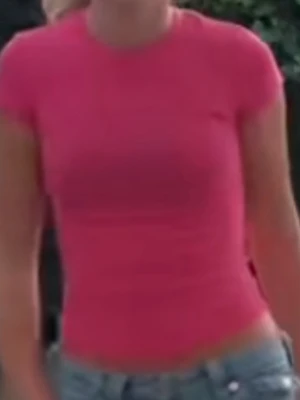 T-shirt  - Säljer denna tröjan helt ny pågrund av att jag inte gillade färgen så mycket på mig. Jätte fin rosa färg!! Första bilden är tagen från en tjej på TikTok som ja fick inspo av🩷