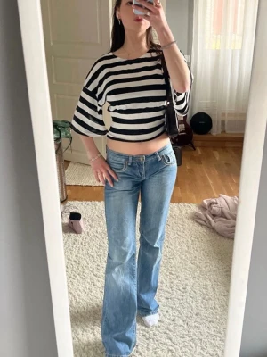 Randig tshirt - Jättefin och skön randig tshirt som är snatched runt midjan 💕