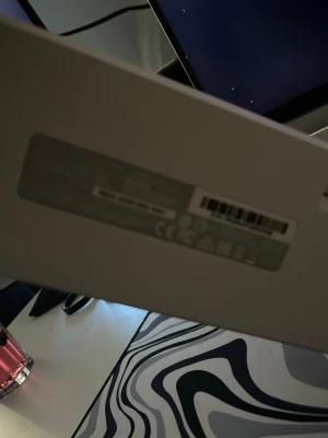 Vit mekanisk tangentbord Keychron - Säljer ett stilrent vitt mekaniskt tangentbord från Keychron med nordisk layout. Tangentbordet har kompakta tangenter och passar perfekt till gaming eller skrivarbete. Snygg design och ansluts enkelt via kabel.