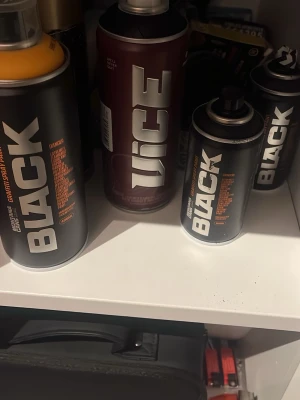 Sprayburkar Montana Black & Vice - Flera sprayburkar från Montana Black och Vice, perfekta för graffiti eller konstprojekt. Burkarna har svart och vinröd design med stora silverfärgade logotyper. Passar dig som gillar att skapa med sprayfärg och vill ha olika färger och effekter.