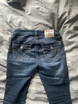 True Religion blå jeans - Säljer ett par blå jeans från True Religion, modell becca, mid waist, köpta för 1200 